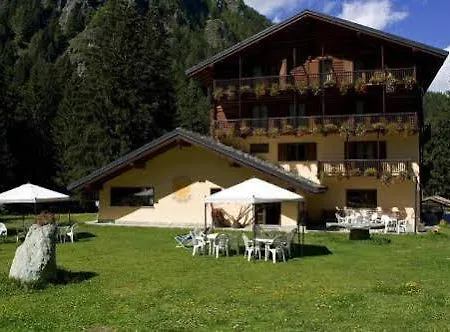 Charmant Petit Hotel 3*